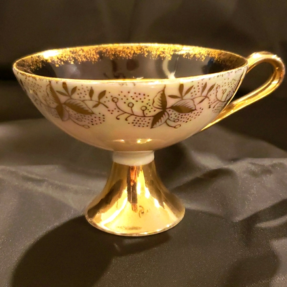 Vintage Pearlescent mug with gold colored pedestal